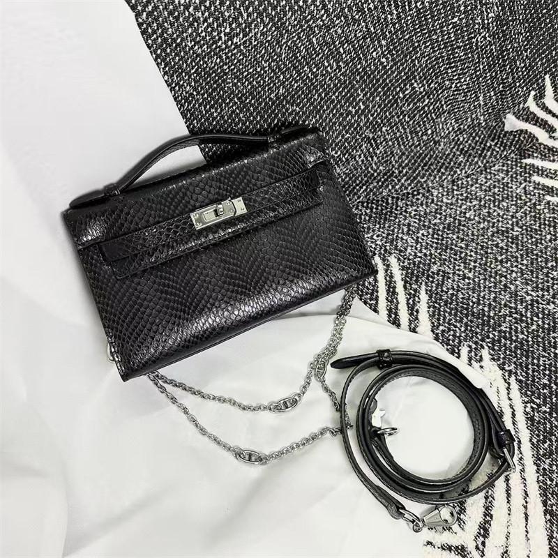 

Французький нішевий темпераментний портативний маленький баг жіноча сумка 2025 нова трендова модна сумка через плече іноземний стиль зміїний принт сумка-месенджер чорний