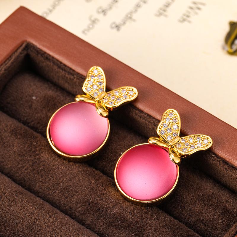 

Матовые серьги-пусеты в виде бабочек из хрусталя с цирконом. розовый