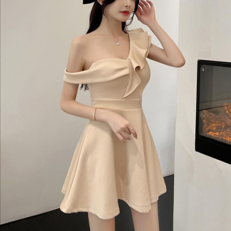 Robe trapèze dos nu à volants et col diagonal à une épaule pour femmes, nouvelle collection printemps et été