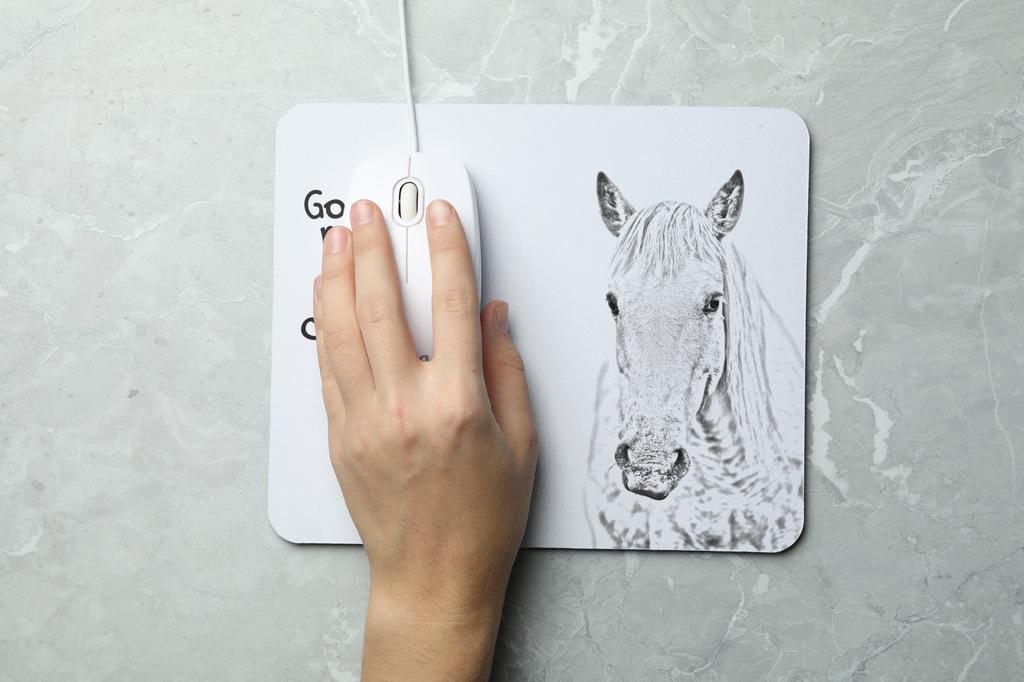 Camargue Horse - Baskılı mouse pad, atlı kişiselleştirilmiş pad, Art-Dog markasından bir ofis çalışanı için benzersiz bir alet