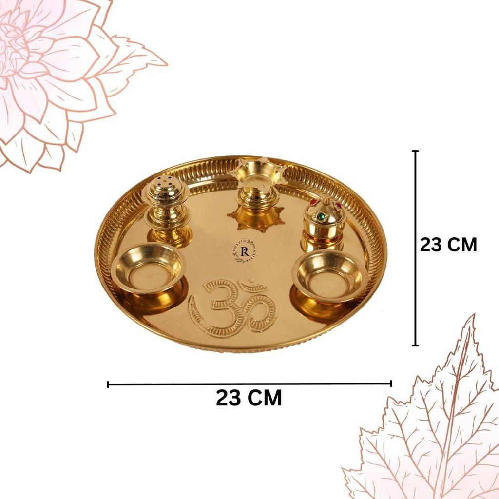 9palcový mosazný Navratri Pooja Thali s připevněnou diyou, 2 miskami, stojánkem na agarbatti a zlatě povrchově upravenou miskou na kumkum