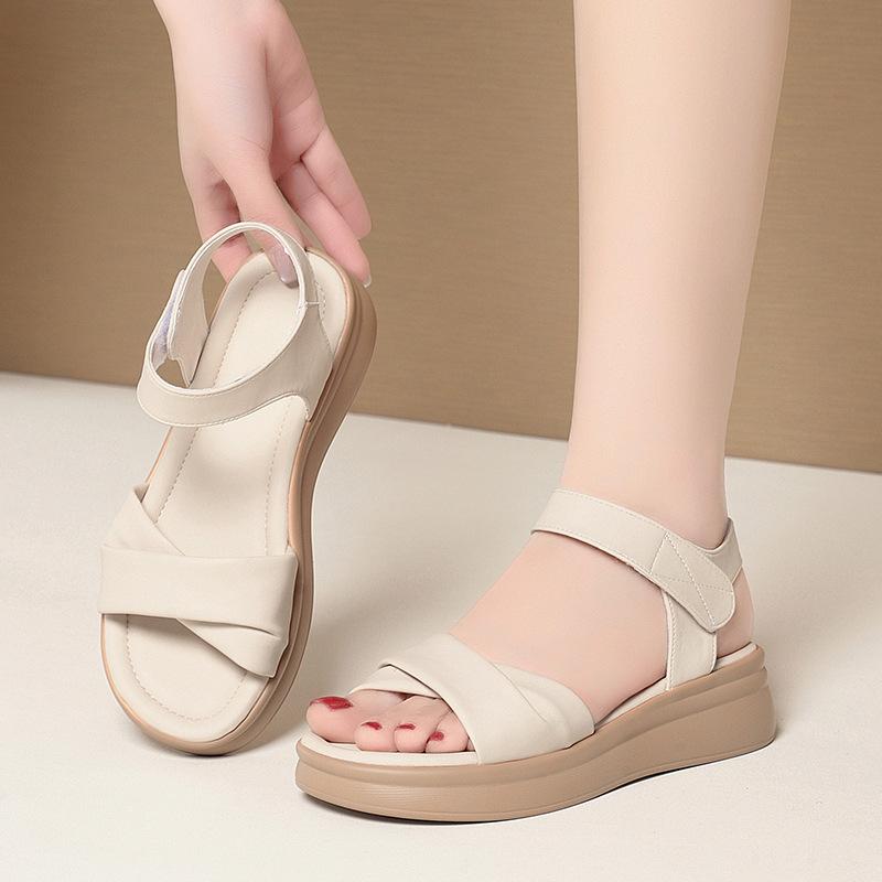 Noi Sandale Plate de Vară Casual cu Talpă Moale pentru Femei de Vârstă Mijlocie, cu Talpă Groasă, cu Față din Piele, Pantofii pentru Mamă sunt Versatili Confortabili