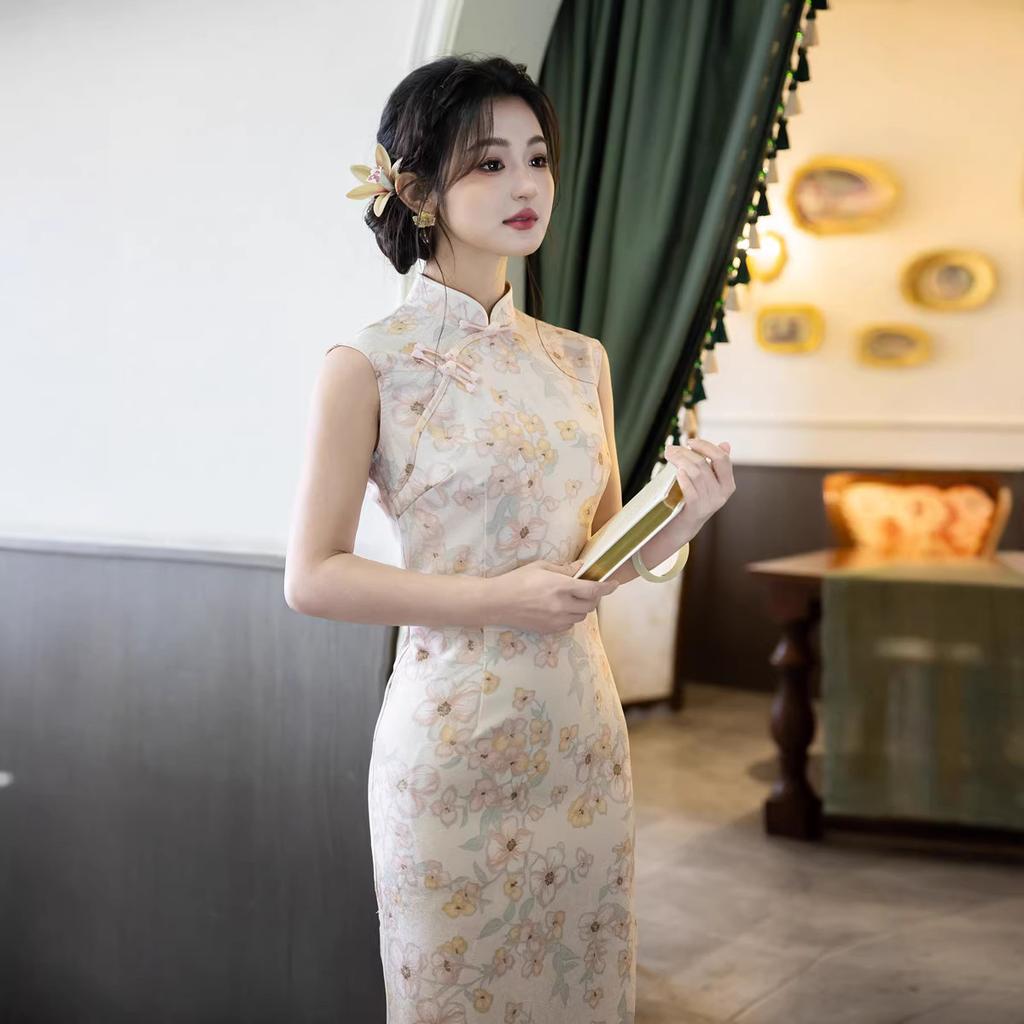 Off-white sleeveless floral cheongsam, Republic of China style gentle stand-up collar improved daily commuting gentle and thin dress