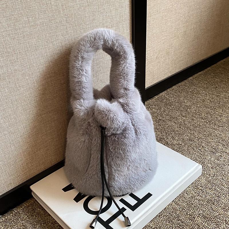 Autumn and winter new plush bag women's Korean version fashion portable bucket bag pumping belt simple single shoulder oblique span hair bag women