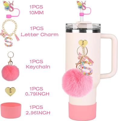 8-teiliges Zubehörset für Stanley Cup Initialen Silikon-Strohhalmabdeckung und -Schutz Niedliche Buchstabenanhänger für 40oz 30oz Becher mit Henkel