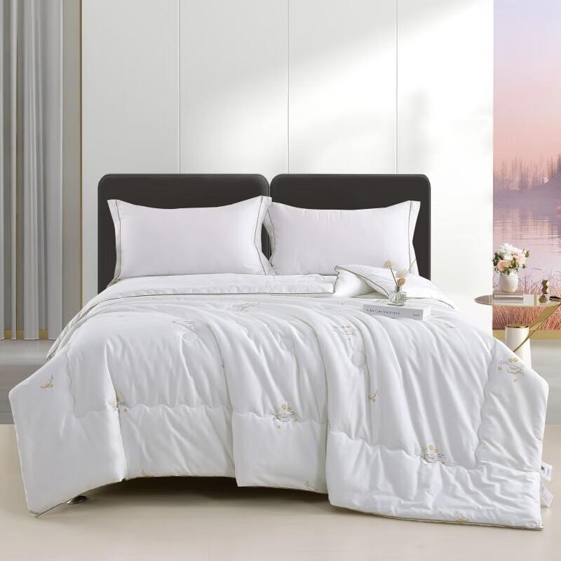

Playboy All-Cotton Soybean Thermostatic Quilt