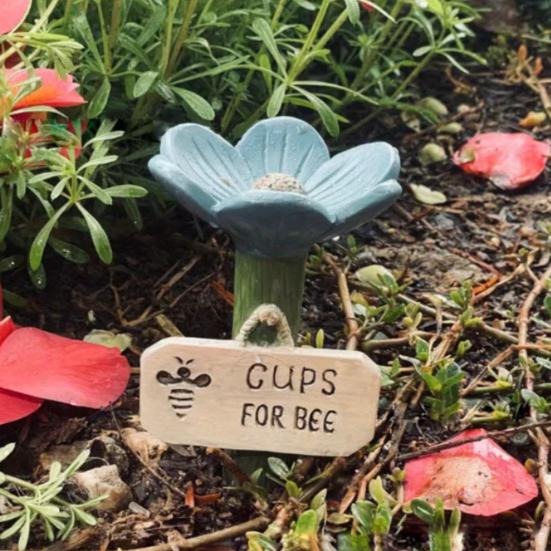 Bienenfreundliche, flache Trinkschale aus Keramik in Blütenform – leicht zu reinigen – Gartendekoration