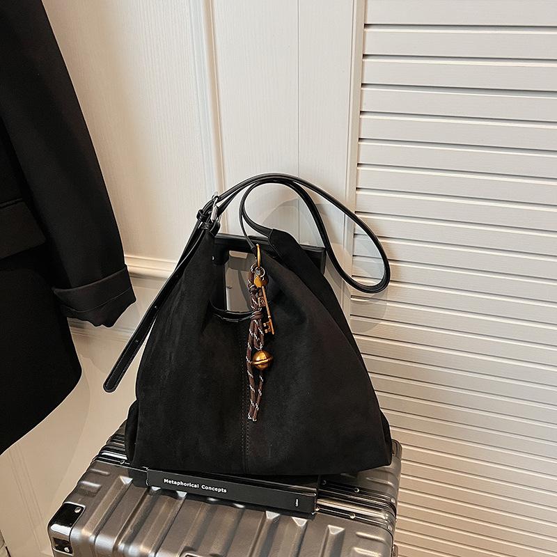 Retro Design Sense Niche Tote Bag Women's Solid Color New Winter Large-capacity Messenger Bag Versatile Commuter Bag