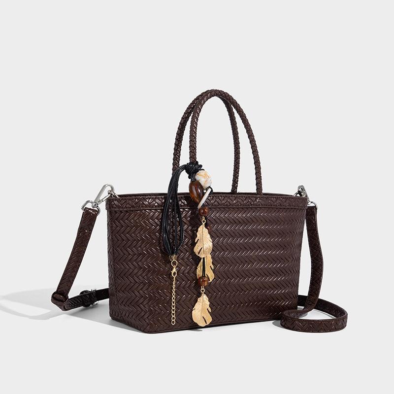 High-end Handheld Woven Bag for Women 2025 New Trendy Fashion Versatile Commuting Shoulder Crossbody Bag