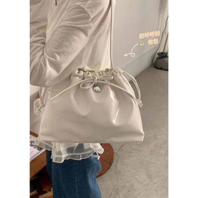 Korean version of large-capacity pleated underarm tote bag women's 2025 new fashion simple shoulder bag casual commuter bag