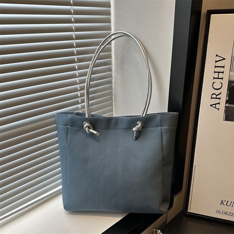 

Modern Chic Large Capacity Tote Purse With Soft Structure And Elegant Design срібний