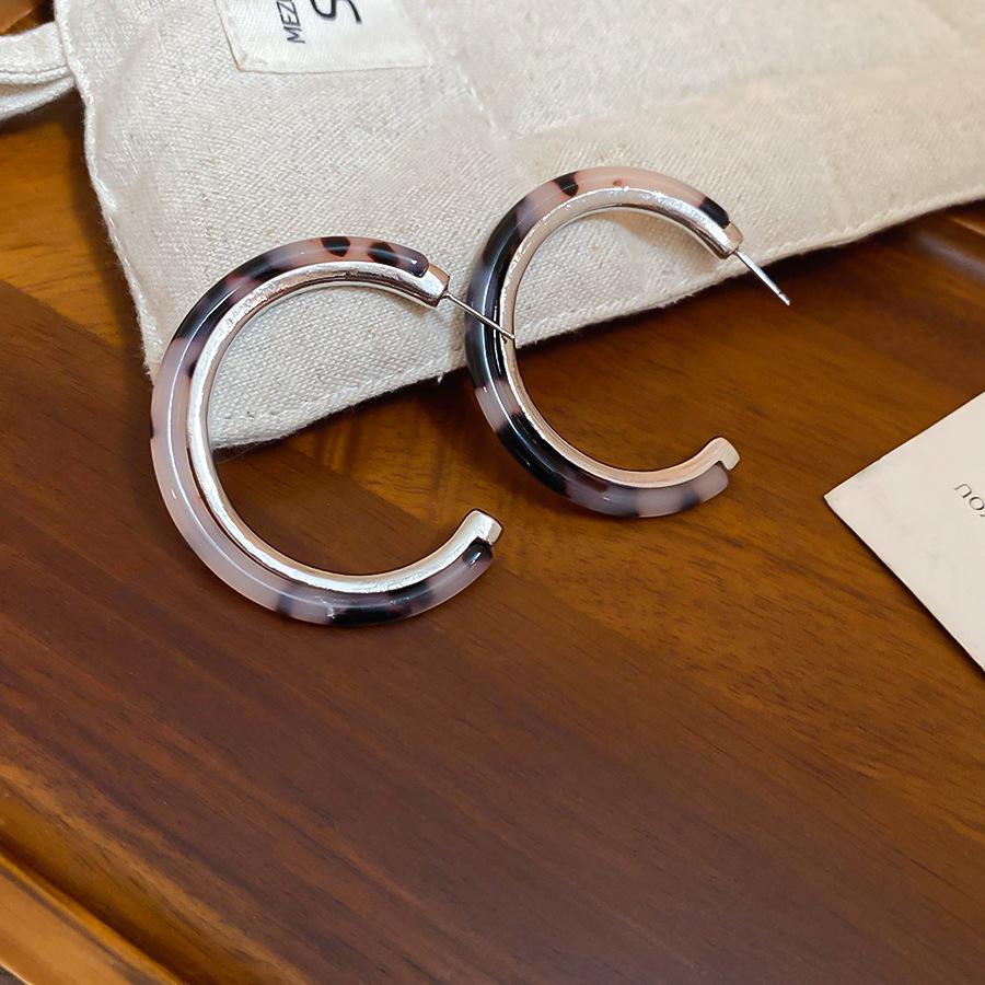 Orecchini a Cerchio con Ciondolo Rotondo Stampa Leopardo Argento - Stile Retrò Hong Kong per Donna