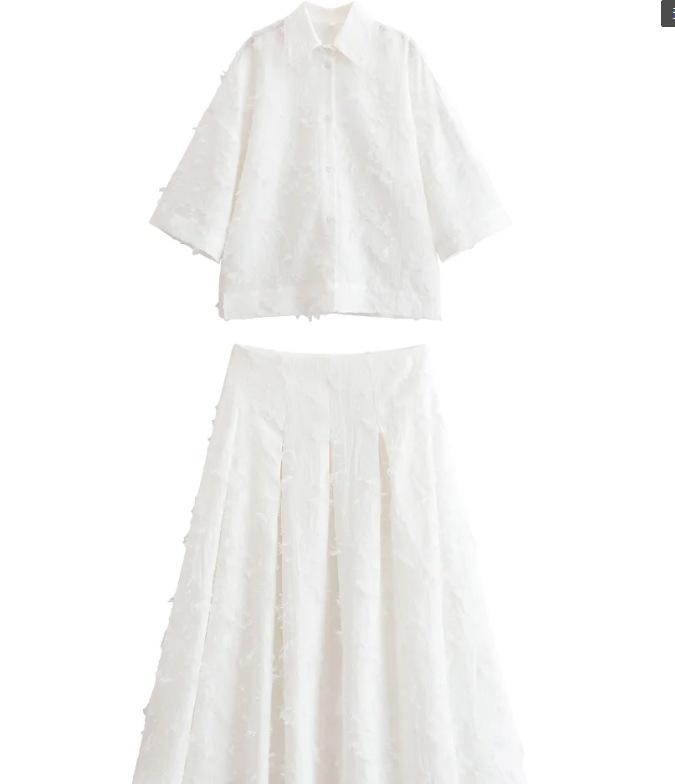 Damski biały zestaw koszuli z frędzlami i piórami oraz spódnicy midi z wysokim stanem