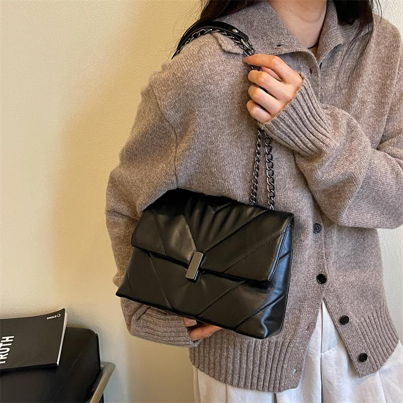 Quilted Leather Shoulder Bag with Chain Strap Metal Clasp Flap Closure Casual Tote Purse for Women Daily