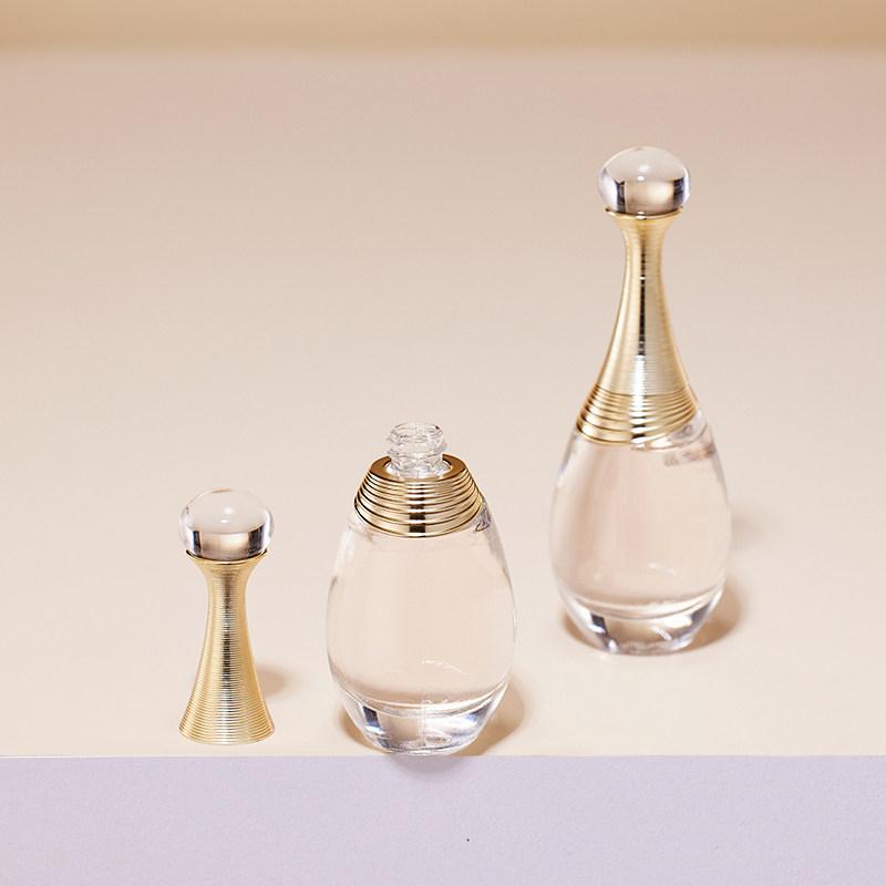 Dior J'adore Eau de Parfum 5ml: Klasická květinová vůně, elegantní, sofistikovaná a dlouhotrvající.