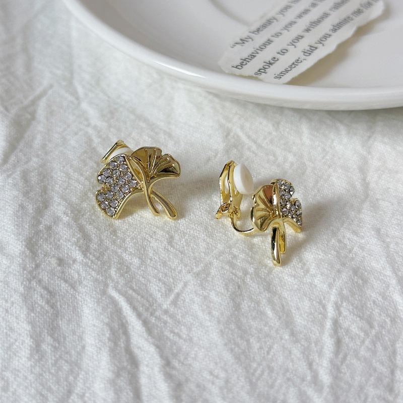 Camellia Temperament No Ear Pierced Ear Clips Pearl Flower Checkerboard Diamond Triangular Ear Clips Niche Earrings Women