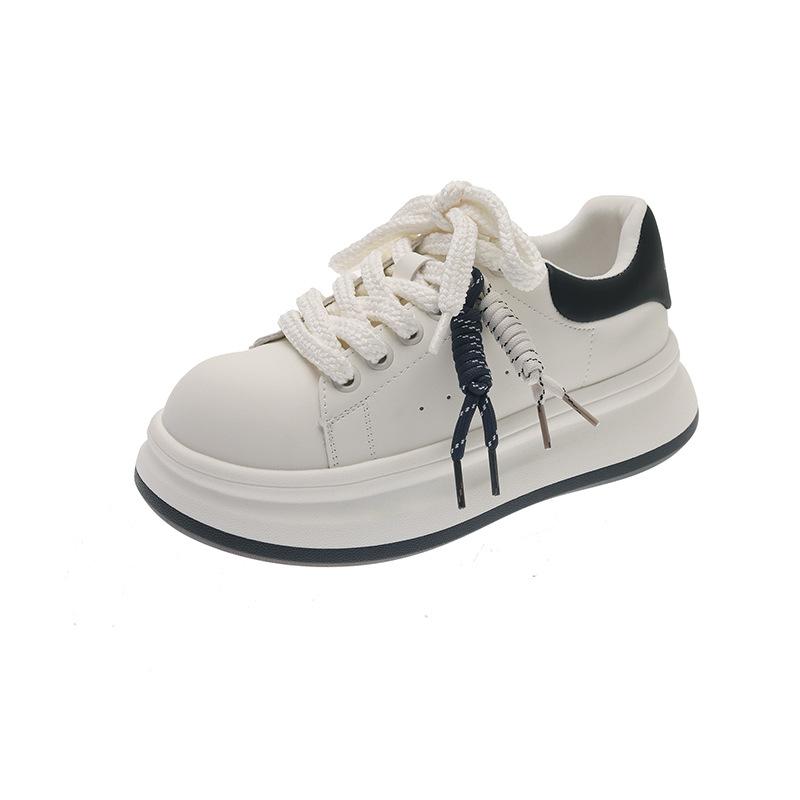 Chaussures blanches McQueen en cuir pour femmes automne 2025 design de niche petite augmentation de hauteur chaussures à semelle épaisse sport et loisirs