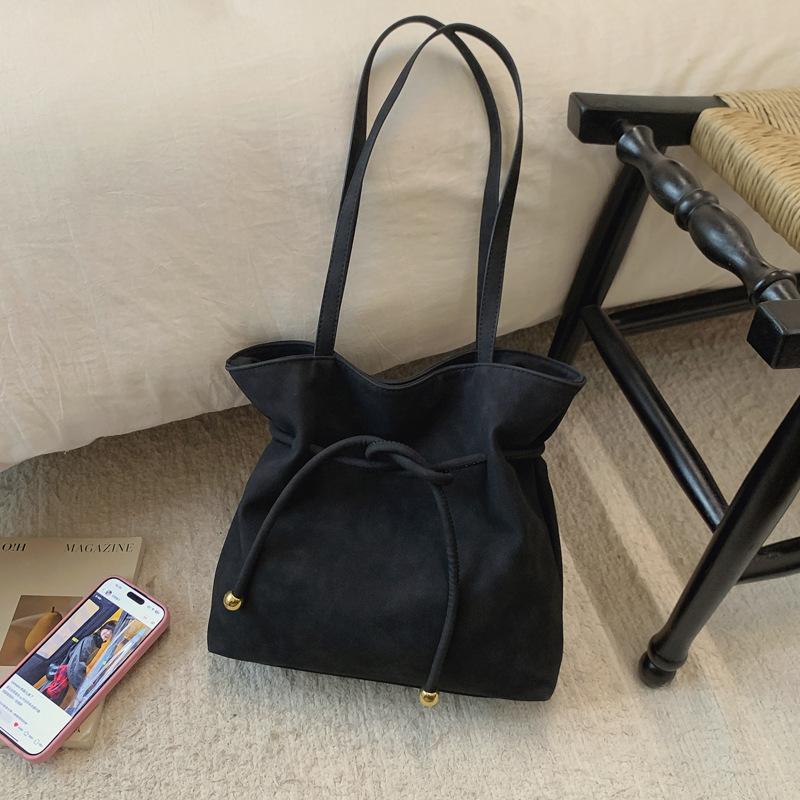 

New niche fashion simple fashion tote bag high value casual large capacity shoulder women s bag чорний