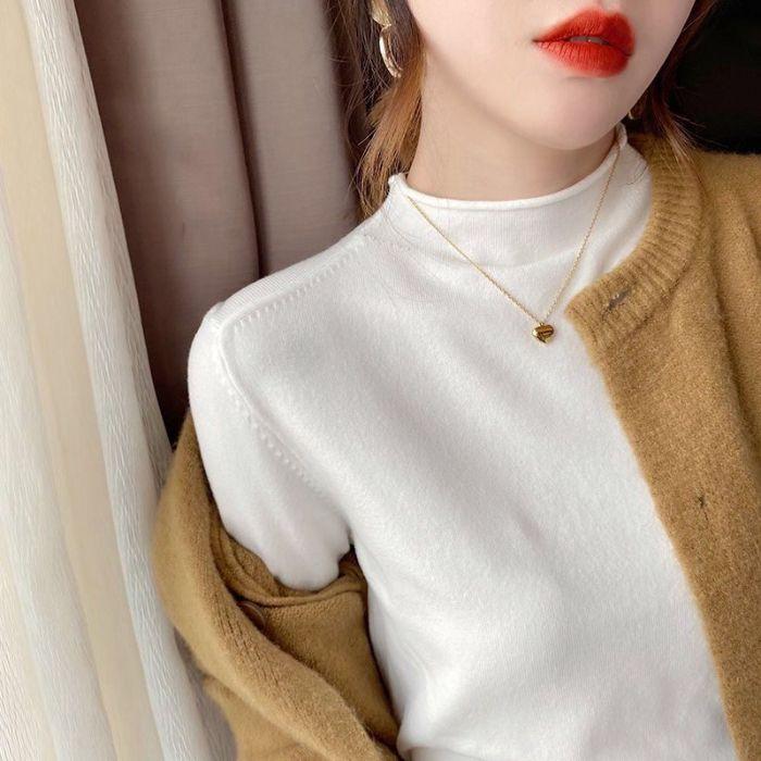 Für Schüler im Herbst und Winter kann das Tragen eines Strickpullovers als Innenschicht sie schlanker aussehen lassen.