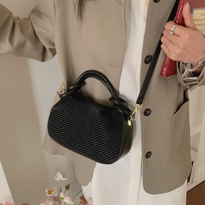 Woven Textured Handbag with Knotted Handle Stylish Women's Shoulder Bag for Daily Use and Fashion Outings