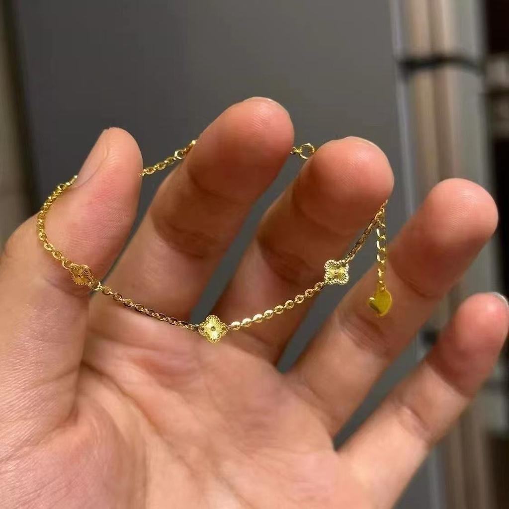 Luxuriöses goldenes vierblättriges Kleeblatt dreiblättriges Blumenarmband für Damen Einzigartiges Design Vielseitig Hochwertiges Gefühl Handschmuck