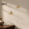 Retro Style Wall Art Gold Swallow Decor, Resin Flying Bird Sculpture, Vintage Living Room Decoration 3D for Bedroom Home Decor Bronze Ornament