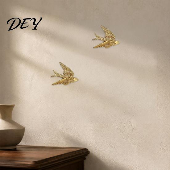 Retro Style Wall Art Gold Swallow Decor, Resin Flying Bird Sculpture, Vintage Living Room Decoration 3D for Bedroom Home Decor Bronze Ornament