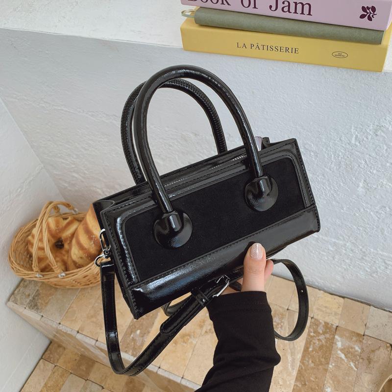 

Вечерняя сумочка женская 2025 новая высококлассная ретро замшевая сумка через плечо для поездок на работу сумка-мессенджер маленькая квадратная сумка чёрный