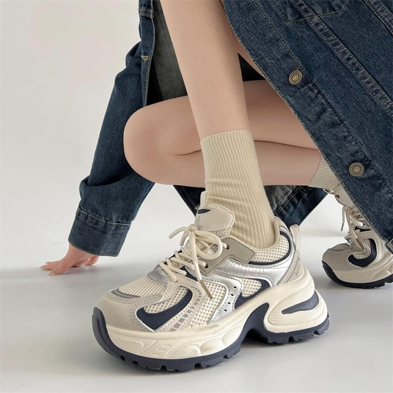 Gray thick-soled Korean versatile and lightweight thick-soled sports shoes for women's autumn and winter 2025 new shoes showing feet and small pairs o