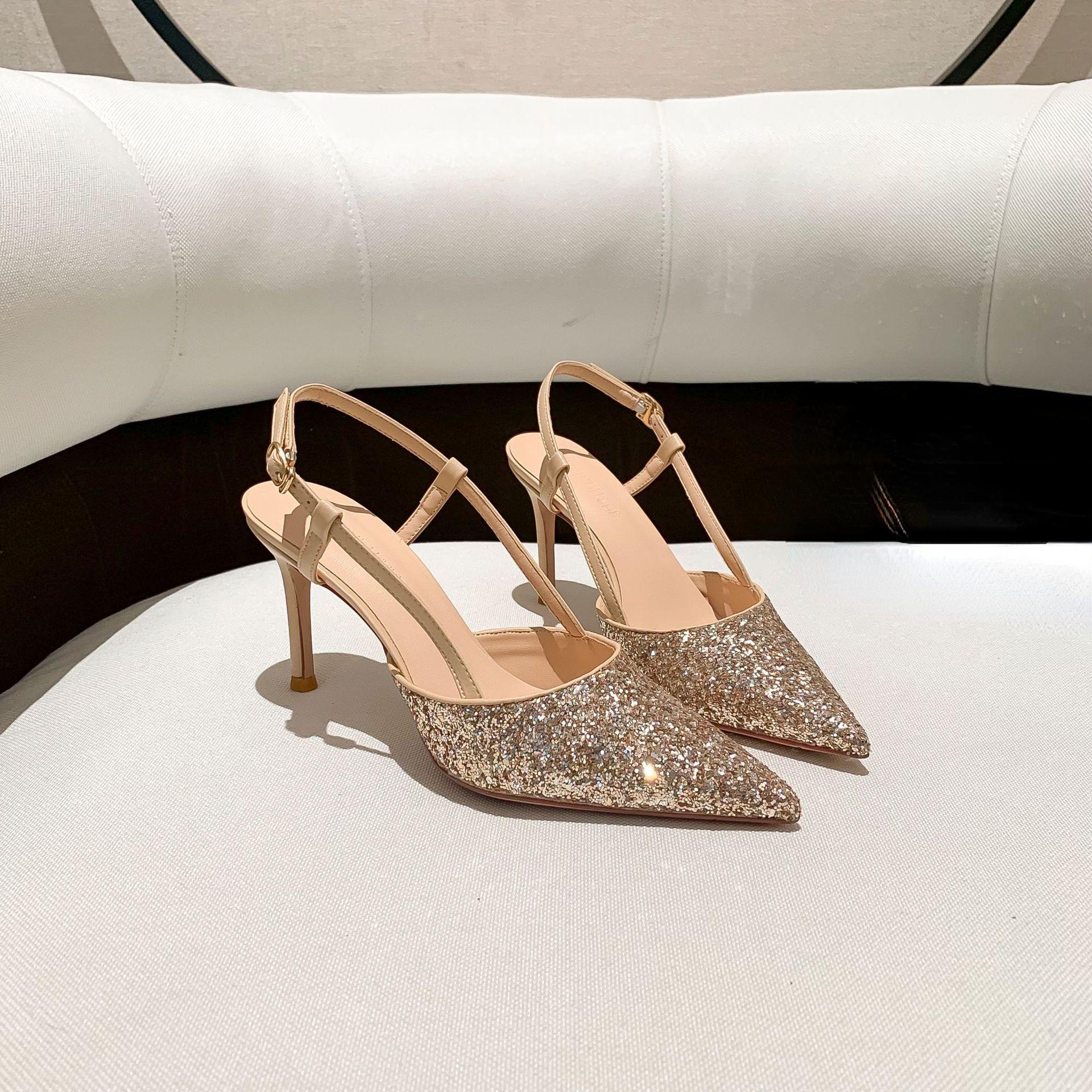 модные женские туфли на шпильке с пряжкой из одного слова — фото 5