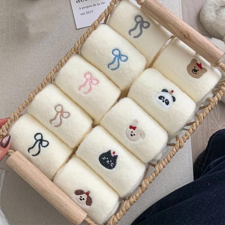 

Korean Style Women s Mid-Calf Socks - Autumn/Winter, Odor-Resistant and Sweat-Absorbent, Casual Postpartum Design, Newcomer Discount