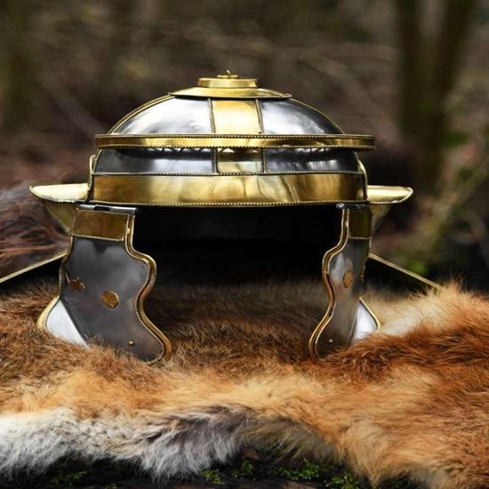 

Нидермёрмтер Курсив H Римский шлем Сталь Латунь Историческая реплика