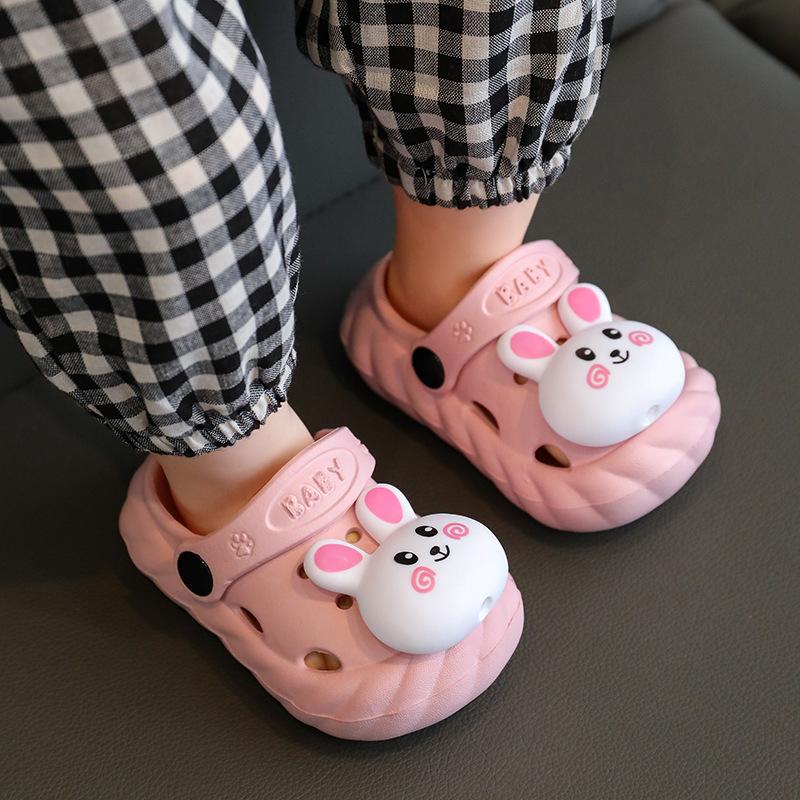 Kinder Sommer Cartoon Clogs für Jungen und Mädchen, geeignet für drinnen und draußen, mit einer weichen, rutschfesten Sohle und geschlossenem Zehenbereich