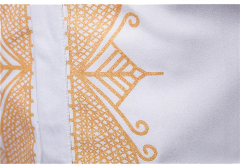 Camisa Masculina Média Branca com Gola Alta e Estampa Banhada a Ouro