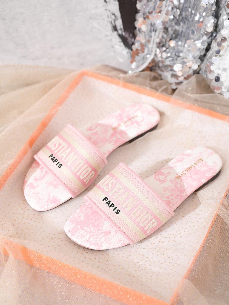 Pantofle Su Yinyin stejné místo 2025 nové temperamentní vyšívané pantofle dámské letní módní sandály venkovní dámská obuv