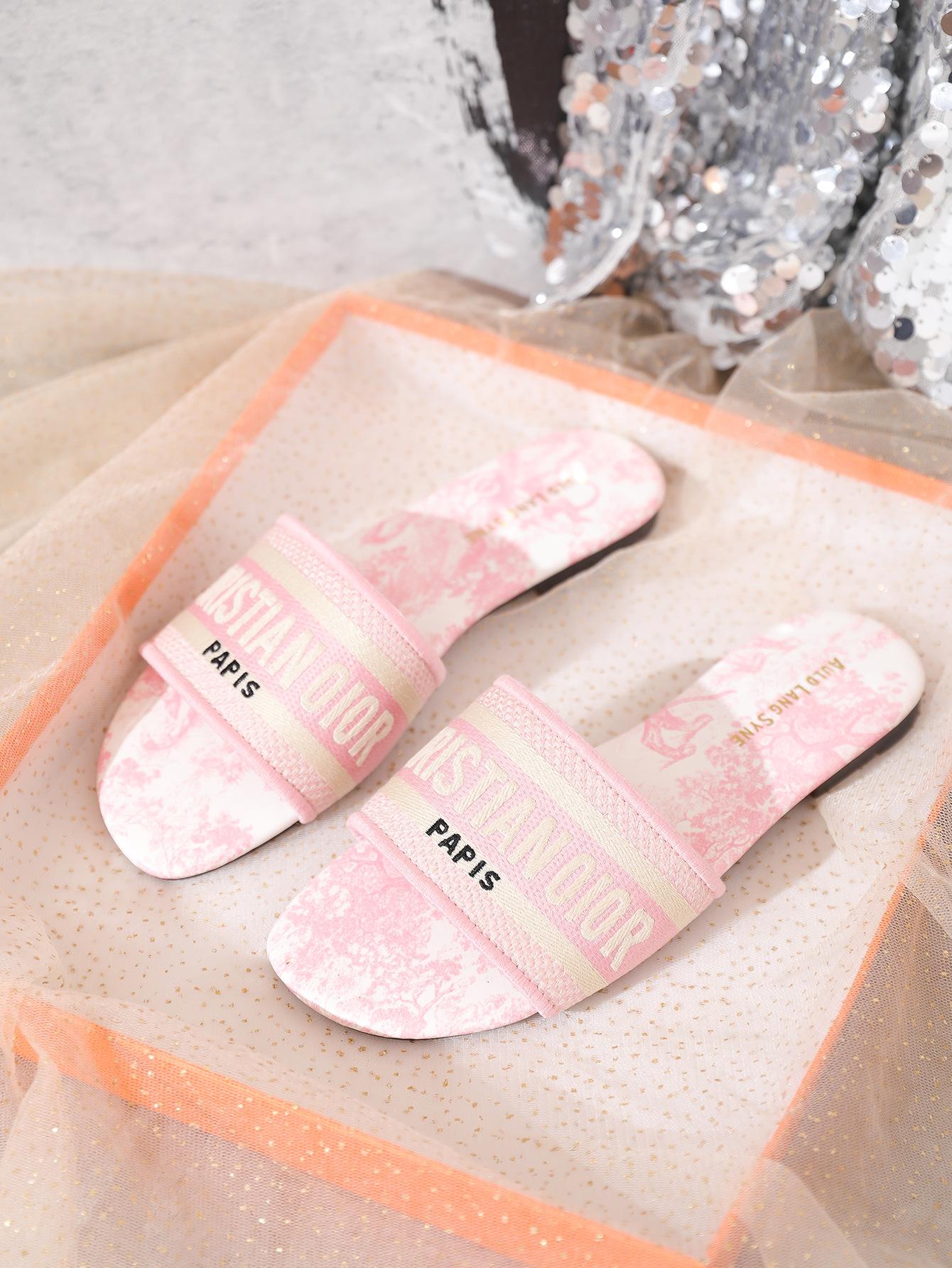 

Су Іньінь ті самі тапочки 2025 нові темпераментні вишиті тапочки жіночі літні модні сандалі для вулиці жіноче взуття 37