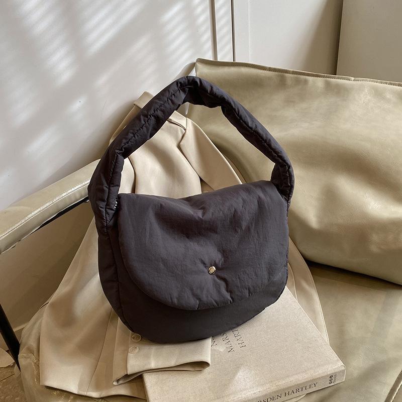 Маленькая свежая однотонная нишевая дизайнерская сумка-седло женская 2025 новая трендовая повседневная корейская версия на плечо через плечо