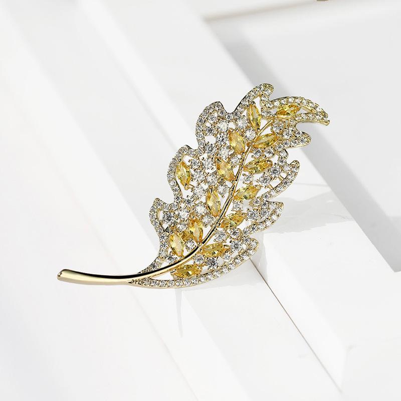 Elegant Zirconia Leaf Brooch: Fashionable Lapel Pin Accessory No Specific Size