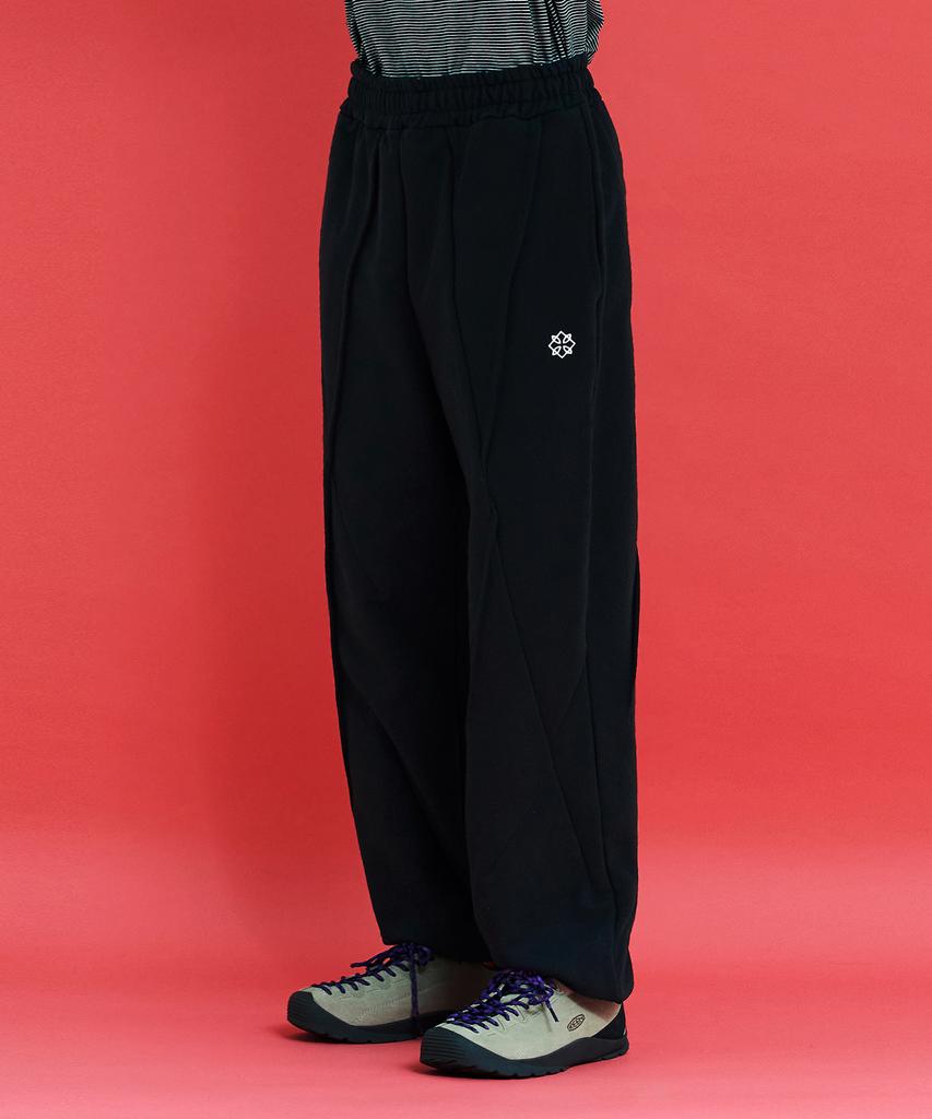 UNALLOYED Dart Sweatpants / Black
