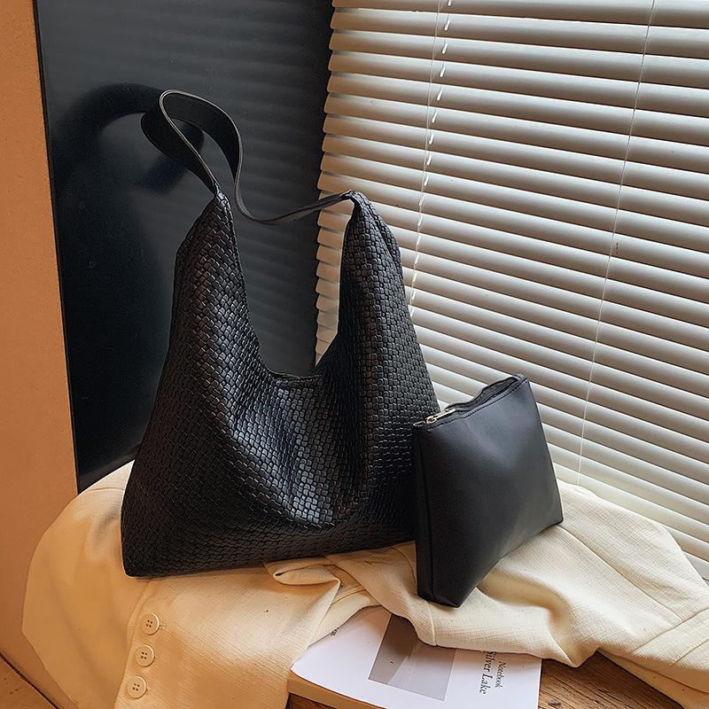 2025 autumn and winter women's bags large-capacity solid-color shoulder bags popular versatile woven underarm bucket bags