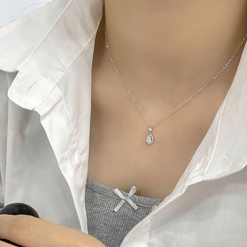 Temperament Water Droplet Pendant Fine Necklace for Women's New Light Luxury Small Neckchain Design