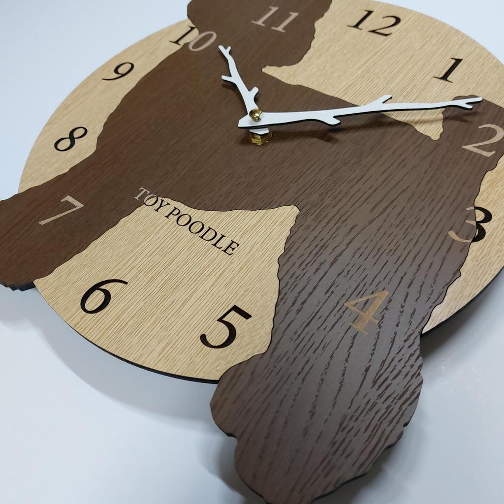 Kahverengi bir oyuncak kaniş içeren şık ahşap duvar saati. Bu sessiz, analog duvar saati yatak odaları, evler veya herhangi bir oda için mükemmeldir.