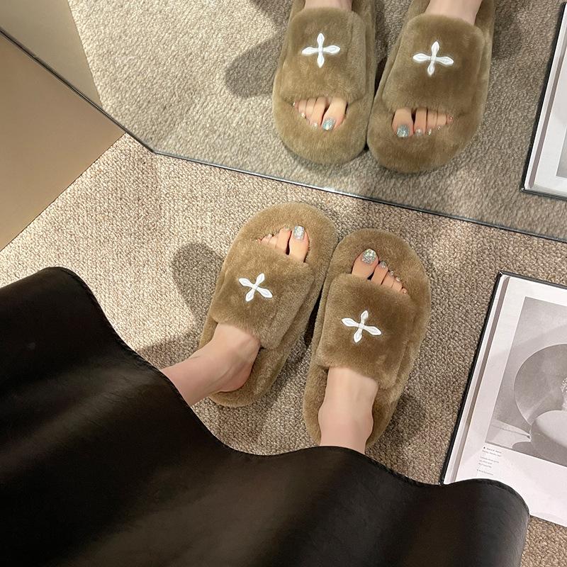 

Гонконгская корейская версия ins пушистые тапочки женская верхняя одежда 2025 осень и зима новые пушистые вышитые домашние тапочки на платформе 40 хаки