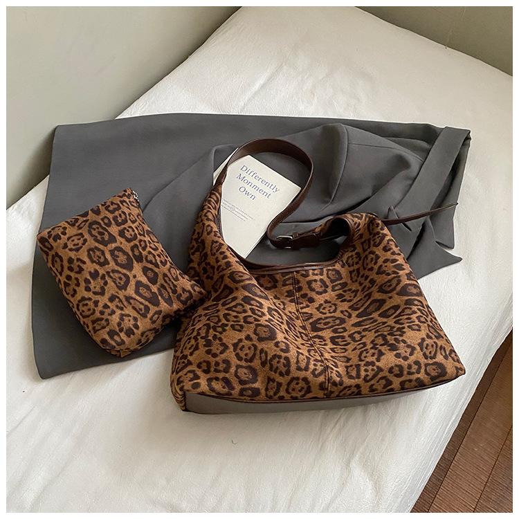 

New leopard print mother and child tote bag commuter versatile large capacity shoulder armpit bag fashionable retro messenger bag