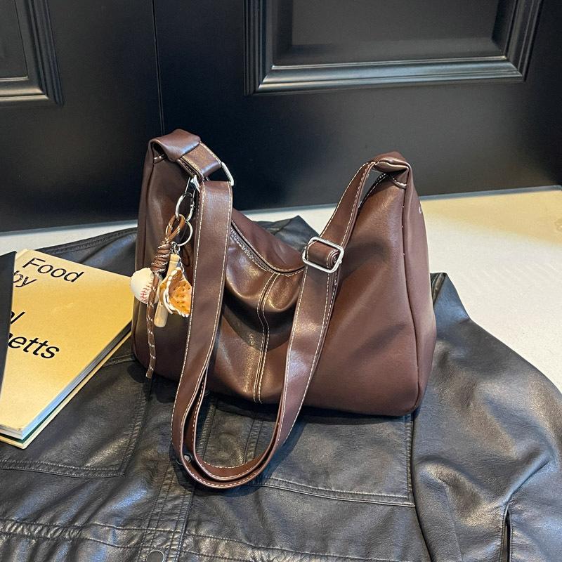 

В этом году популярны мягкие кожаные мессенджеры большой вместимости, а также популярны новые модные и универсальные повседневные наплечные сумки для женщин 2025 года.