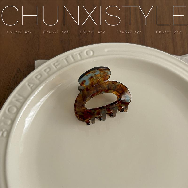 

Заколка-краб для волос из ацетата цвета «озеро голубой»: Челка в стиле знаменитостей и боковая заколка с передовым чувством.