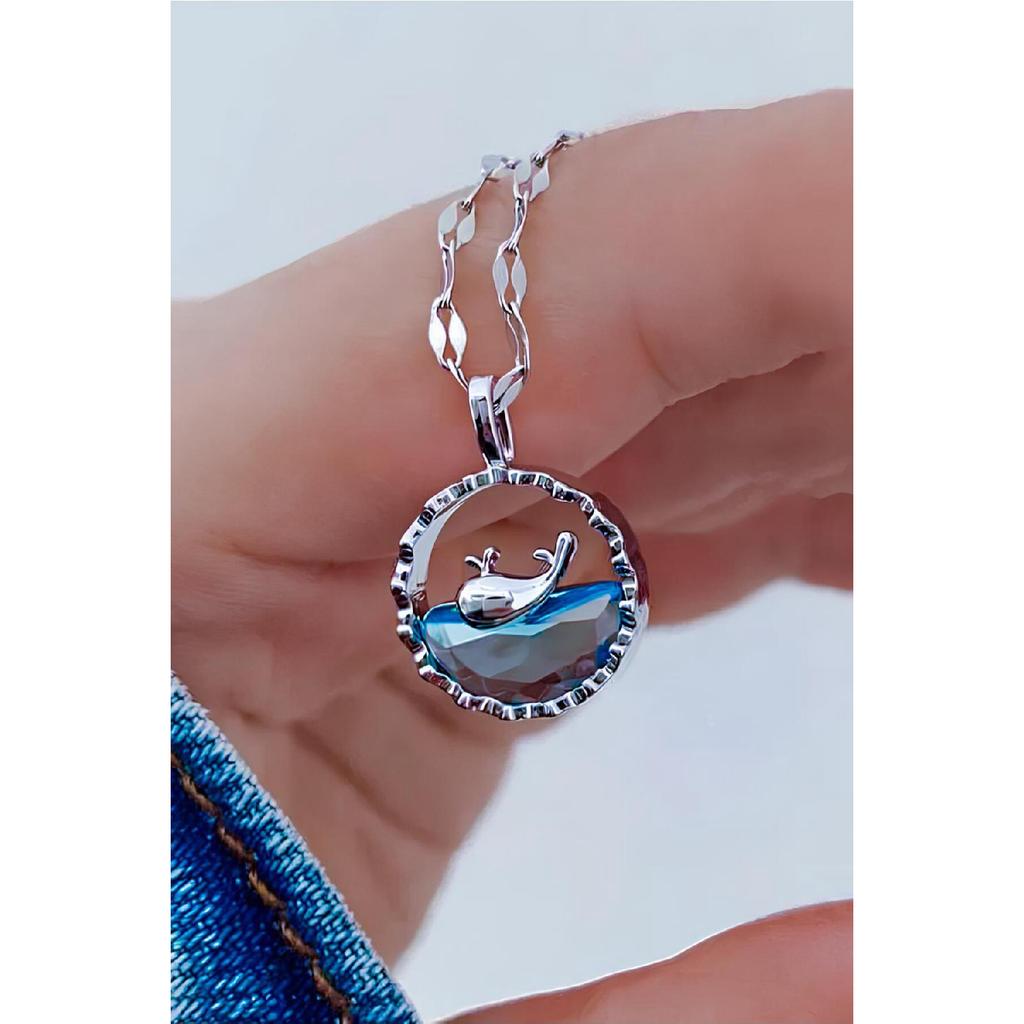 Anlauffarbene Halskette aus Stahl mit Walfisch-Motiv, Fisch schwimmt im blauen Wasser, Modell silberfarbene Halskette aus Stahl