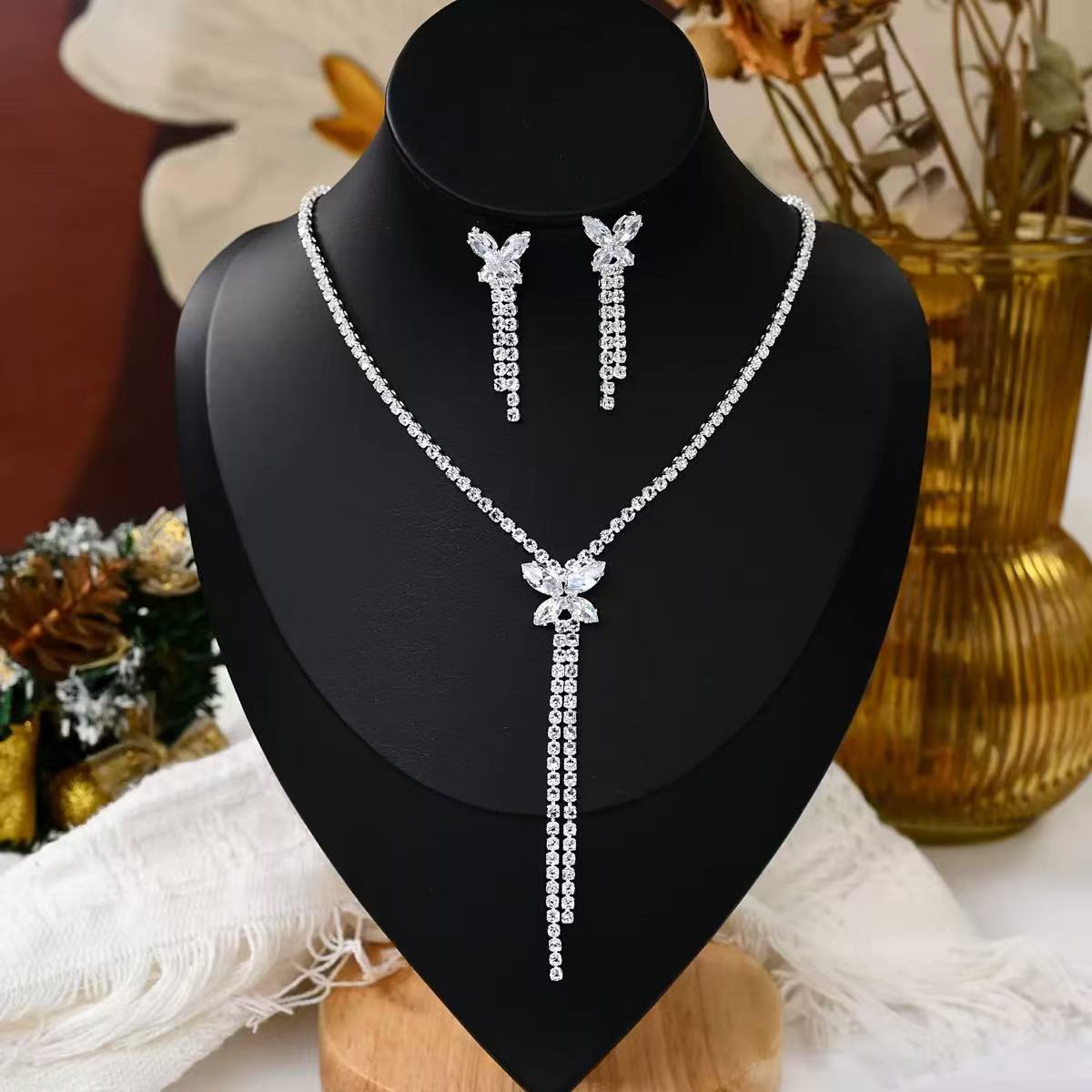 

Fashionable and trendy jewelry set, heavy zircon luxury necklace earrings, white butterfly necklace, high-end clavicle chain two-piece set срібний