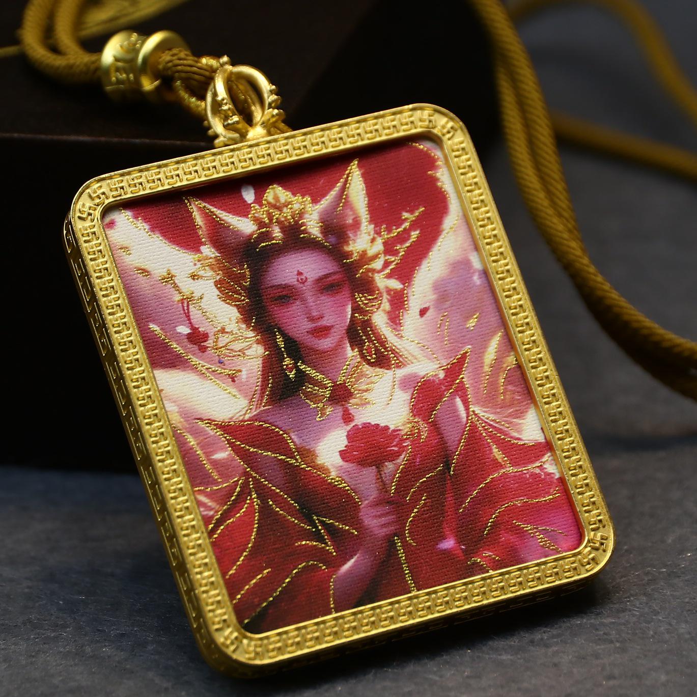 Тибетский расписанный вручную кулон-танка «Девятихвостая лиса» с позолоченными Махакалой и Желтым Джамбхалой Gilded Core + Case