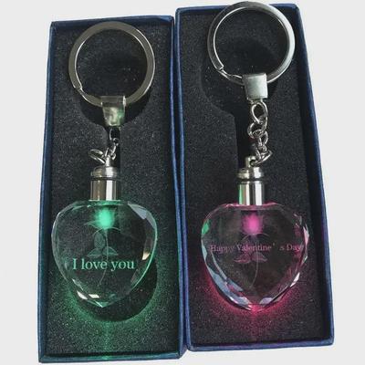 Leuchtender Schlüsselanhänger mit Pfirsichherz und Rose – Qixi & Geburtstagsgeschenk für Mädchen